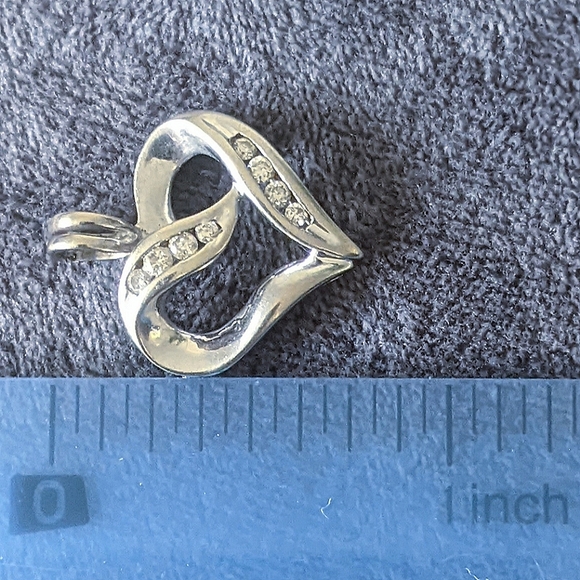 10K solid white gold diamond heart pendant - Picture 12 of 15